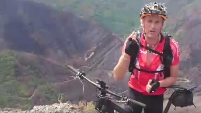 Jesús Calleja hablando a cámara en las montañas de El Bierzo.