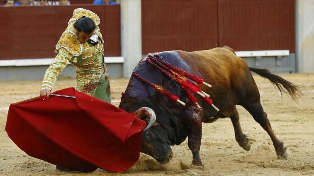 Derechazo de David Mora a 'Helénico', el buen sexto de Parladé