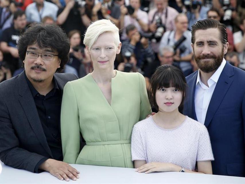 El director surcoreano Bong Joon-ho (i) posa junto a su equipo en Okja.