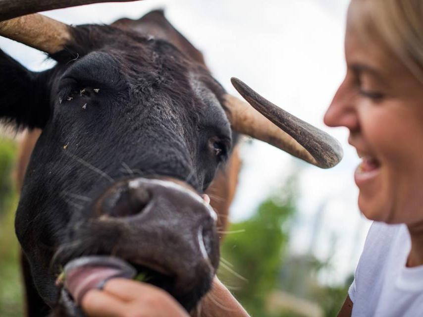 Una chica juega con Margarita.