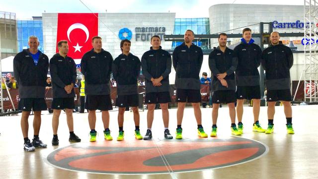 Las leyendas de la Euroliga en la Fan Zone de Estambul.