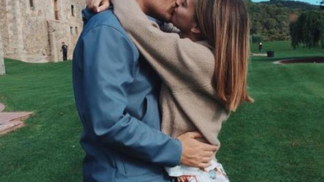 Laura Escanes y Risto Mejide, un beso apasionado en la masía.