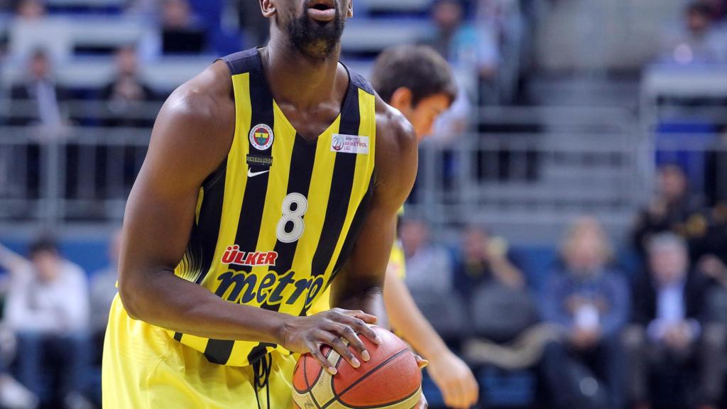 Ekpe Udoh dispuesto a lanzar un tiro libre.