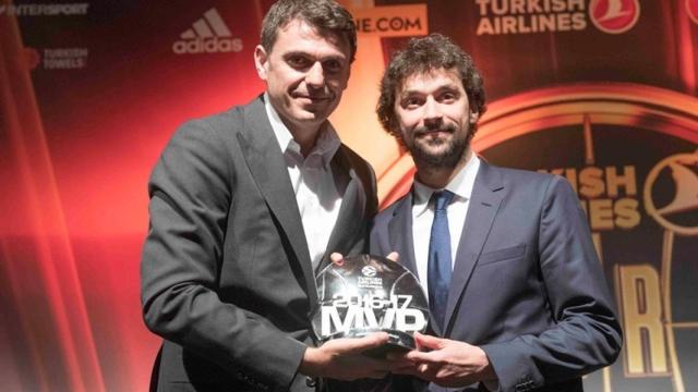 Sergio Llull recibe el MVP de la Euroliga de manos de Mirsad Turkcan.