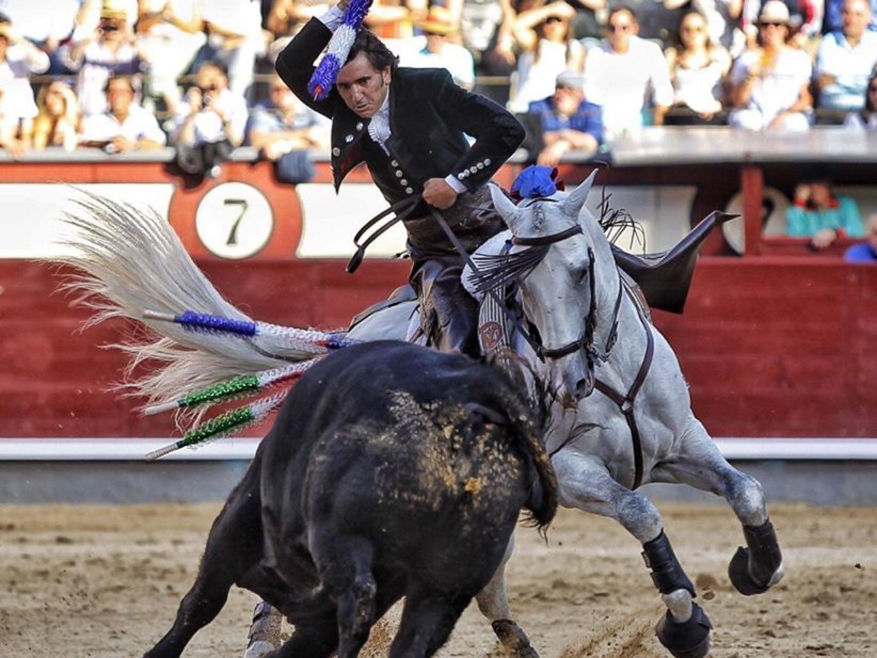 Diego Ventura clava una banderilla a su primer toro