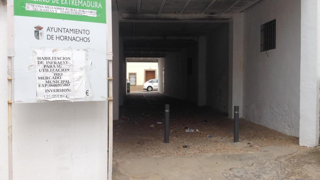 El callejón con bolardos por el que pasó Francisca, fotografiado varios días después de su desaparición.