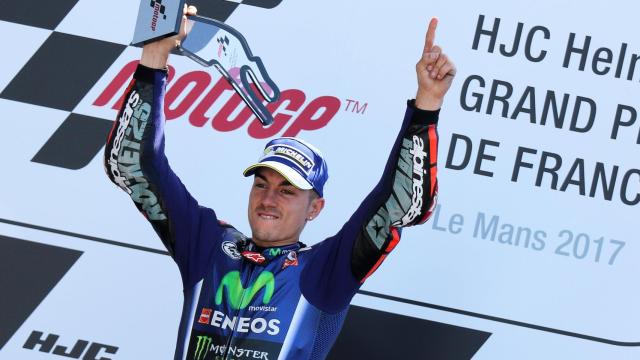 Maverick Viñales celebra su triunfo en Le Mans.