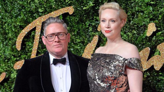 Giles Deacon y la actriz Gwendoline Christie de Juego de Tronos en los British Fashion Awards de 2015. | Foto: Getty Images.