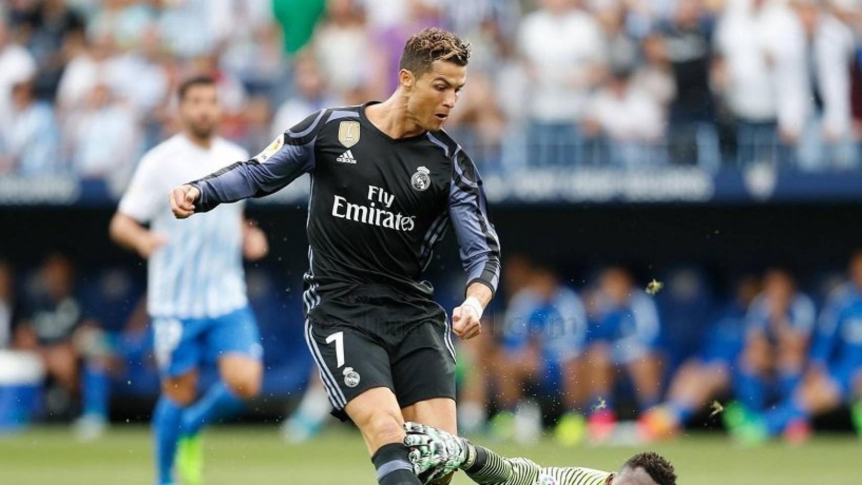 Cristiano Ronaldo regateando a Kameni en el gol