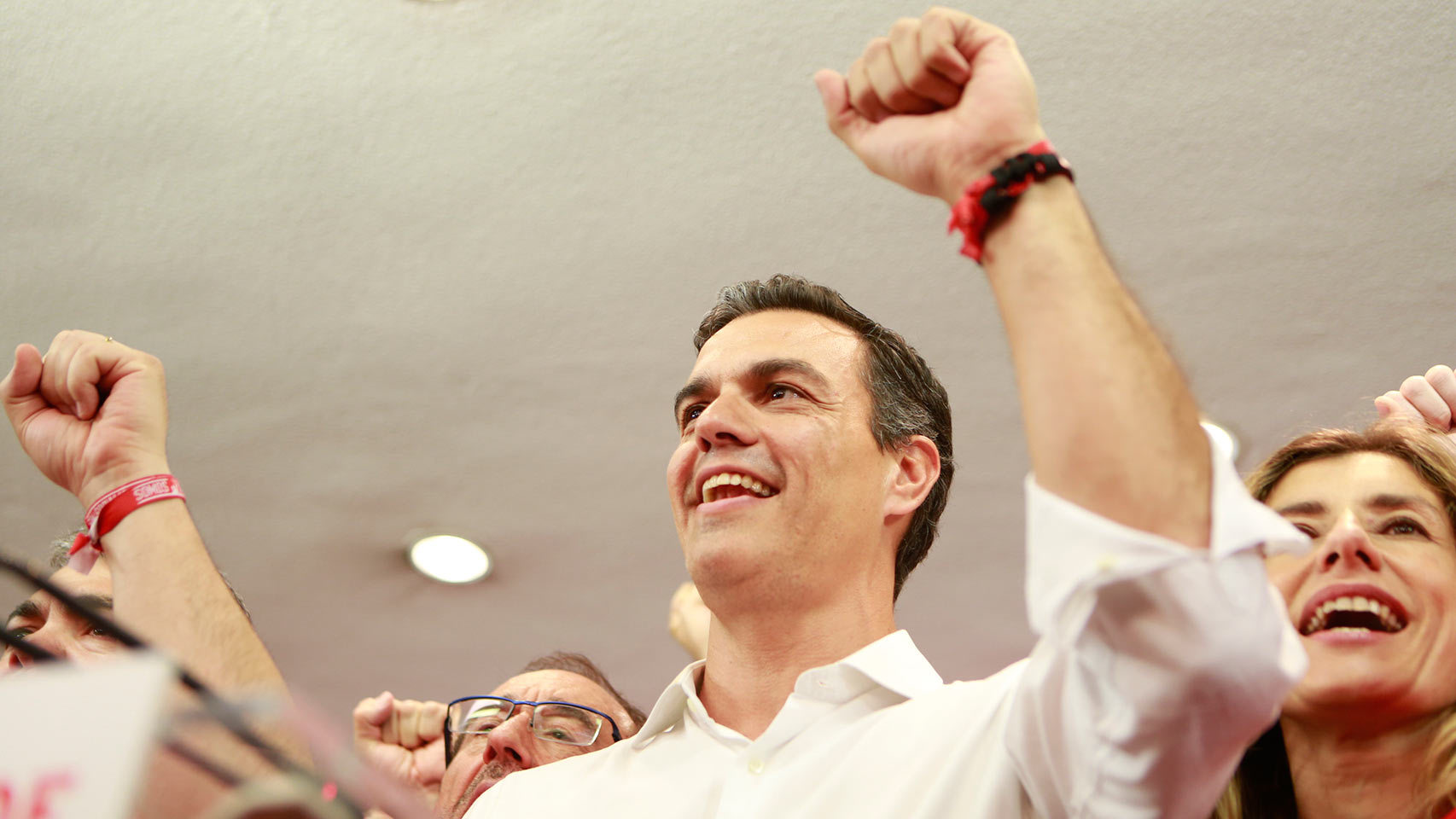 Sánchez, con su mujer, Begoña Gómez, en la sala de los Comités Federales.