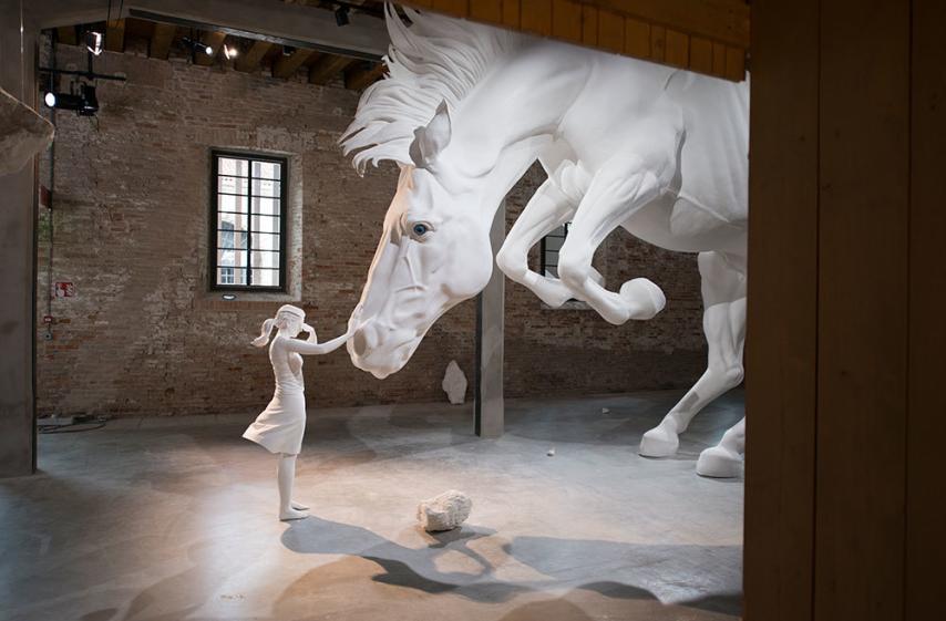 Vista de la sala donde se encuentra EL problema del caballo, de Claudia Fontes.