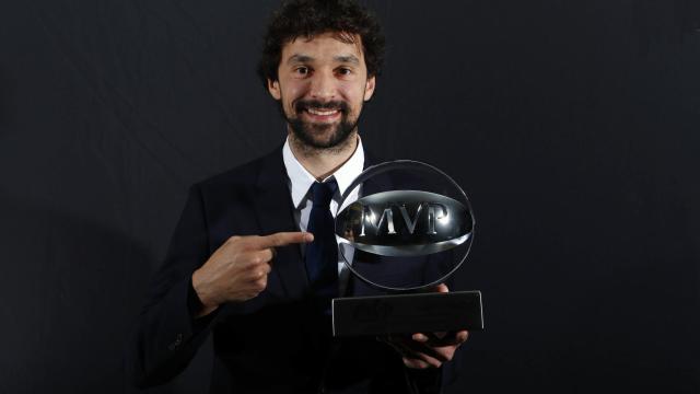Sergio Llull con su MVP de la ACB.