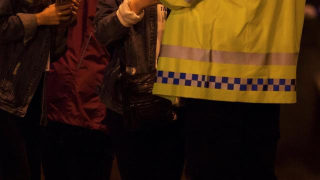 Asistentes al concierto de Ariana Grande en Manchester tras la explosión.