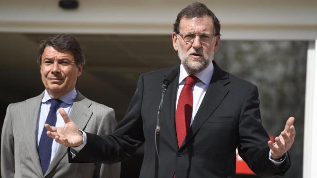 El presidente del Gobierno, Mariano Rajoy, junto al expresidente madrileño, Ignacio González.