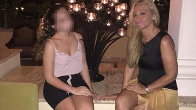 Andrea Janeiro junto a su madre durante unas vacaciones.