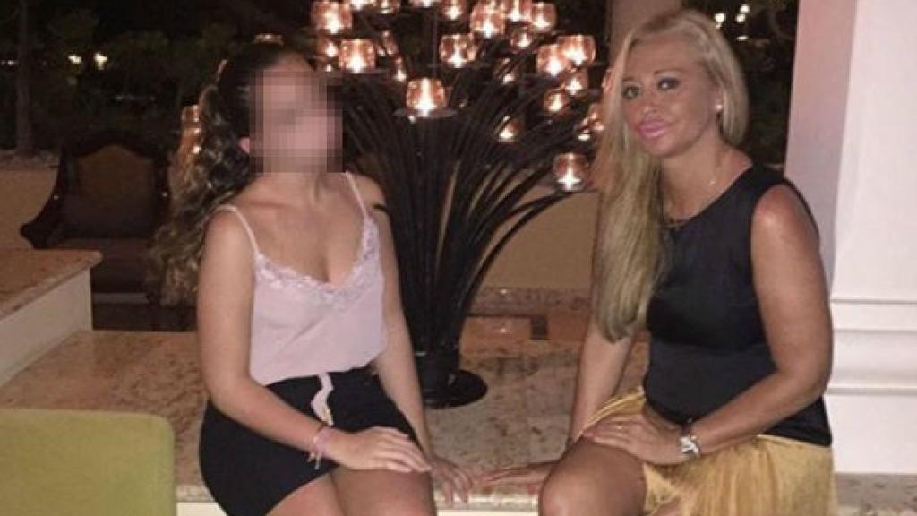 Andrea Janeiro junto a su madre durante unas vacaciones.