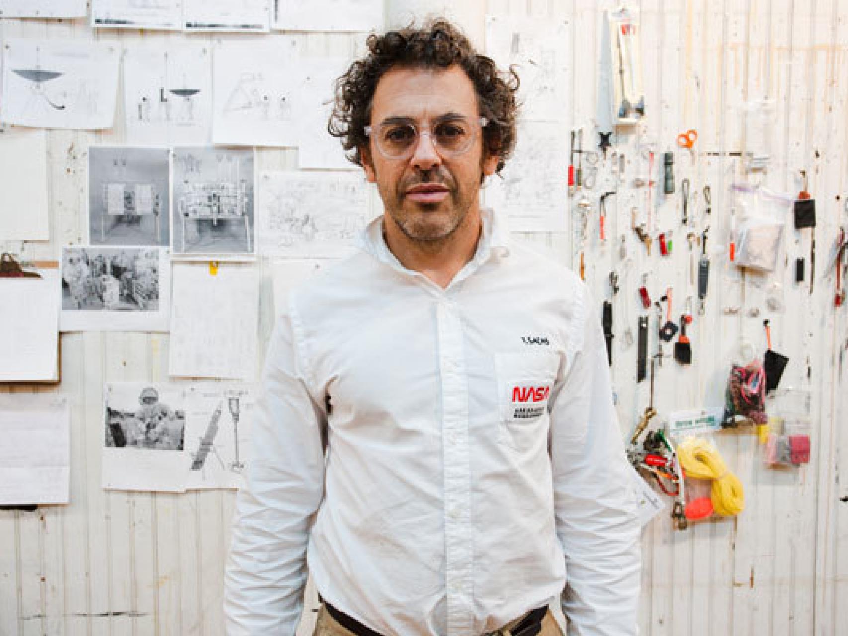 El artista estadounidense Tom Sachs.