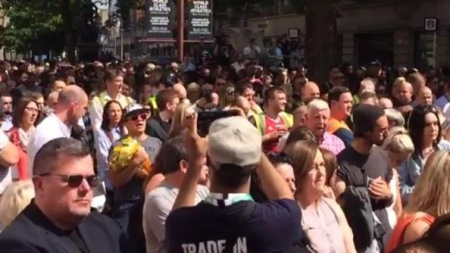 Lydia Bernsmeier-Rullow, con un ramo de flores, improvisando 'Don't look back in anger', de Oasis, entre la multitud.