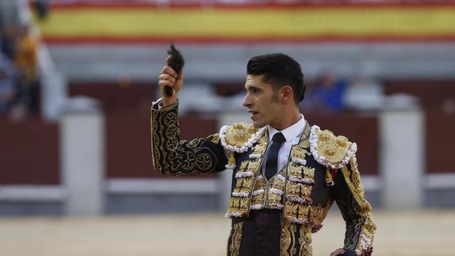 Talavante con la oreja de Nenito, un toro encastado de Cuvillo