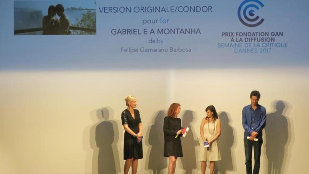 Laura Ferrés recogiendo el premio.