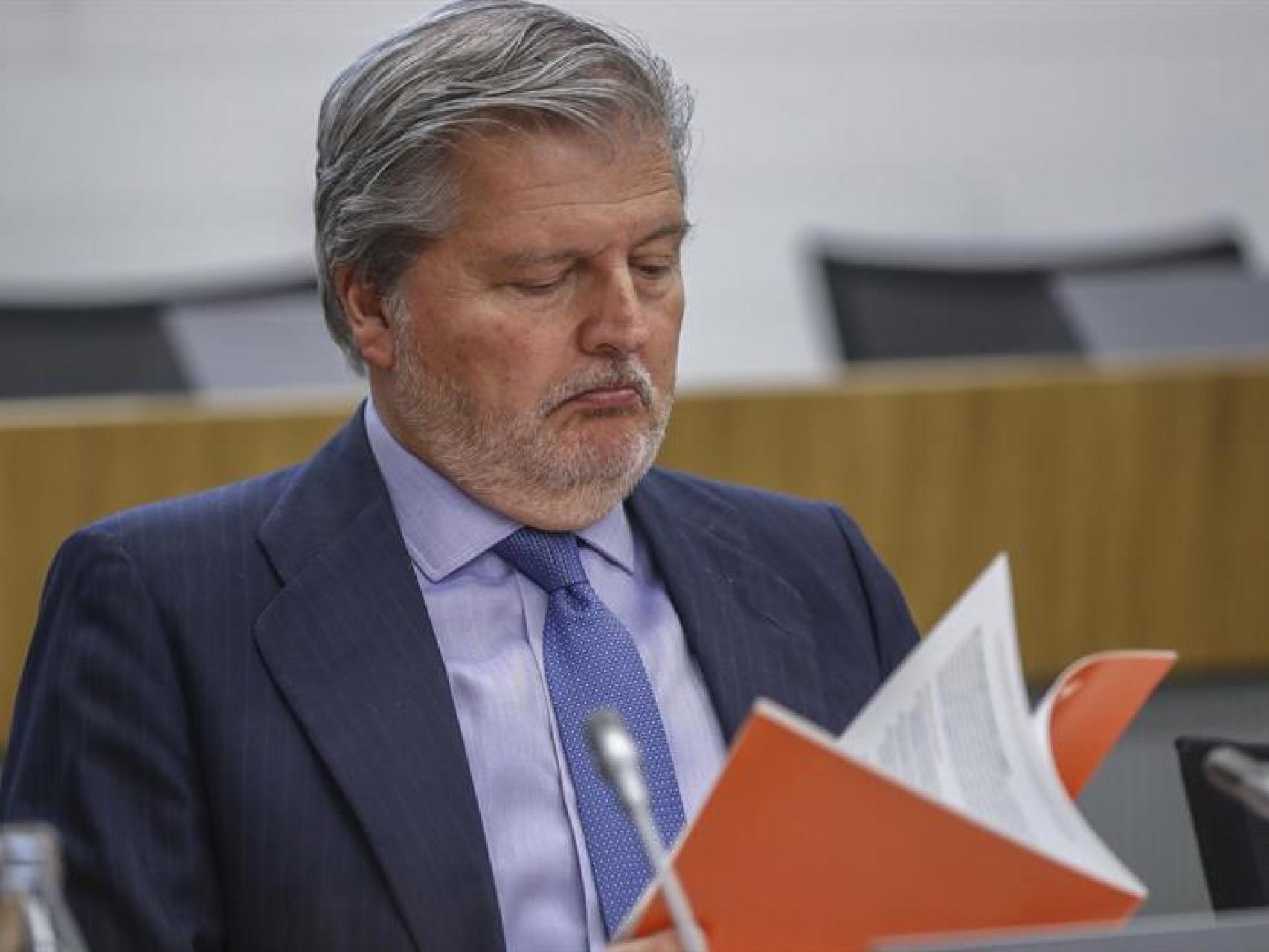 El Ministro de Cultura sumergido en una apasionante lectura.