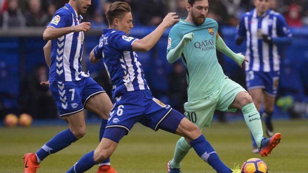 Marcos Llorente ante Messi en el partido de vuelta de Liga entre Alavés y Barcelona.