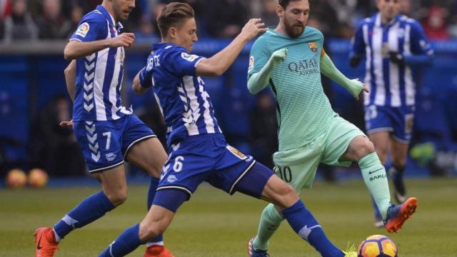 Marcos Llorente ante Messi en el partido de vuelta de Liga entre Alavés y Barcelona.