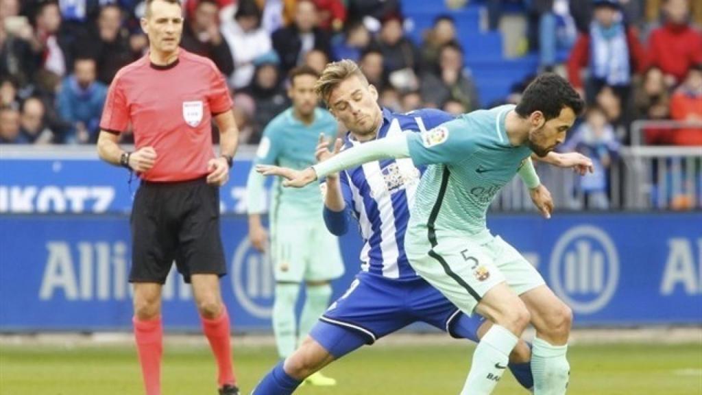 Busquets en el Alavés - Barcelona de esta temporada. Al fondo, Clos Gómez, árbitro de la final.