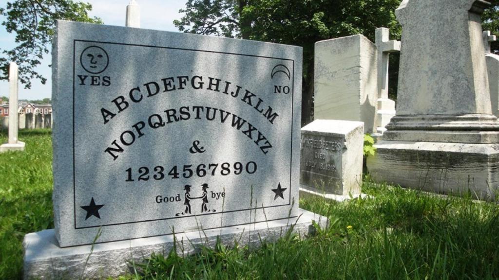 La parte trasera de la lápida de la tumba de Bond, con el tablero de ouija.
