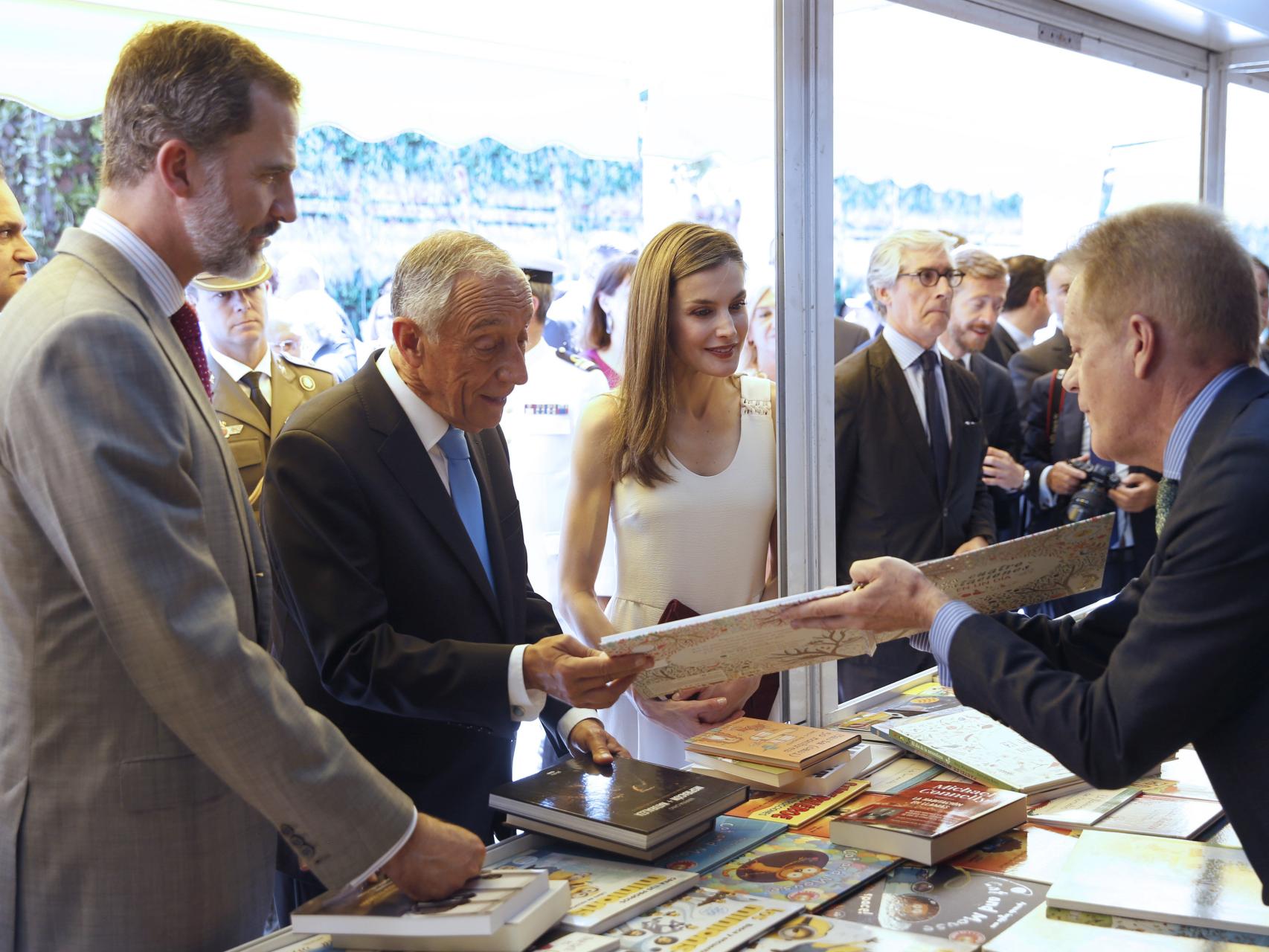 Los Reyes visitan la Feria del Libro.
