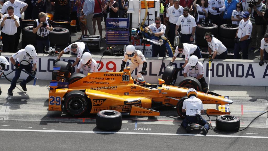 Uno de los repostajes y cambio de neumáticos durante los entreamientos.