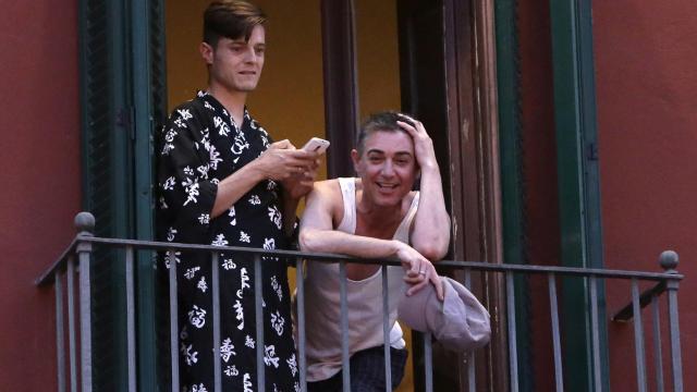 Ángel Garó con un amigo en un balcón de Málaga, 2016.