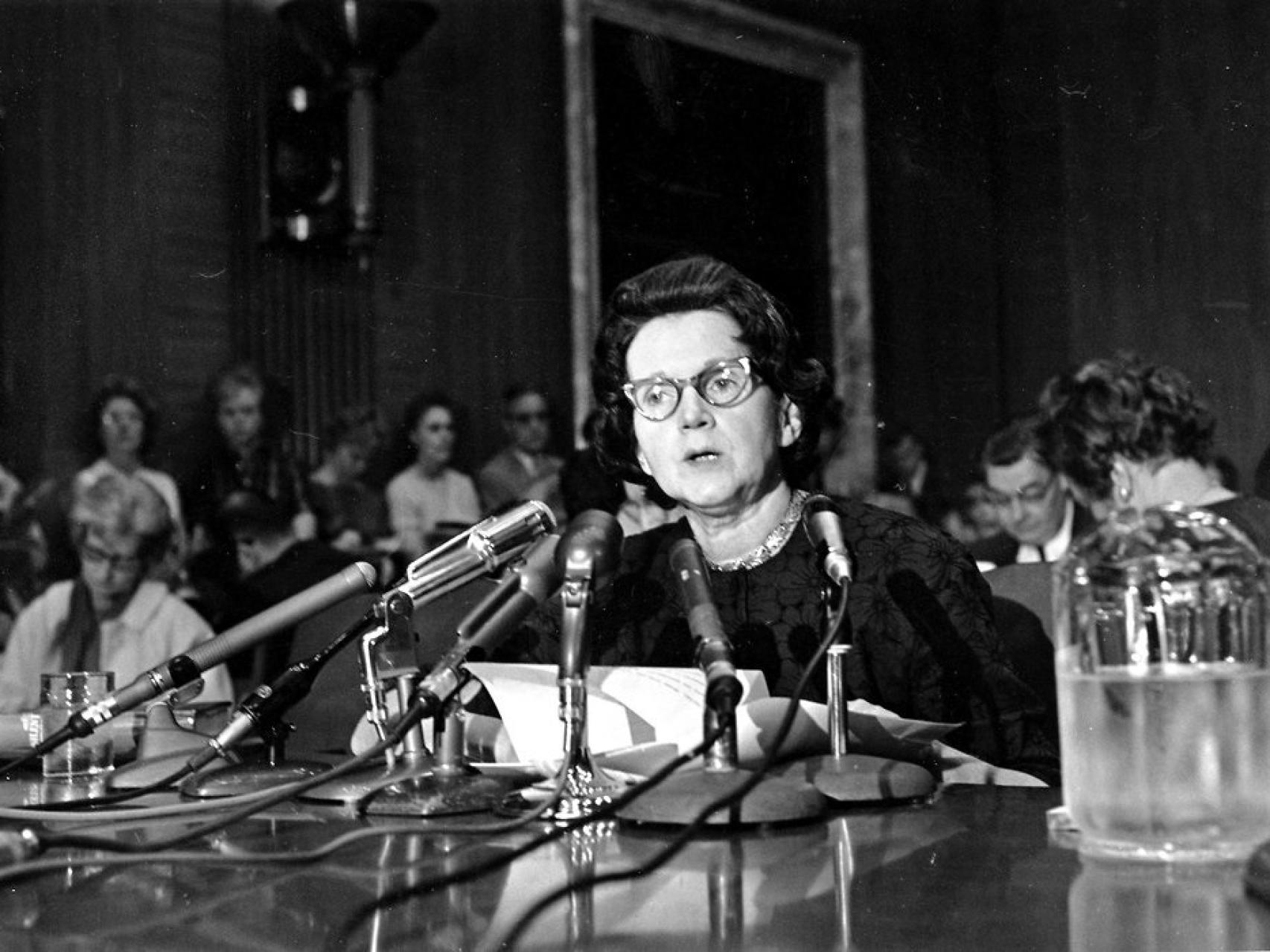 Rachel Carson testificando ante un subcomité del Senado sobre pesticidas.