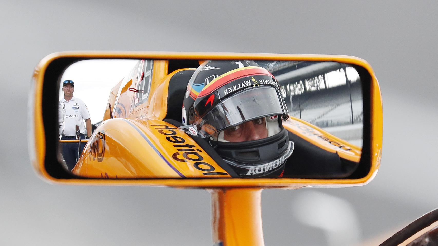 El piloto español reflejado en su propio retrovisor. / Reuters