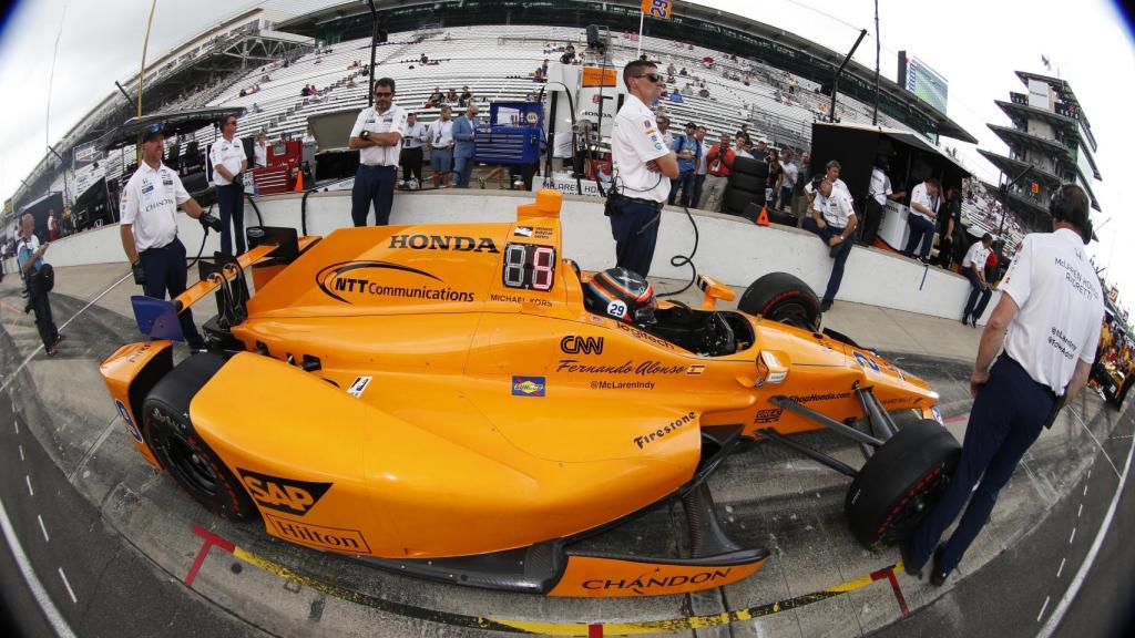 Imagen del monoplaza de Alonso en el pit lane de Indianápolis.