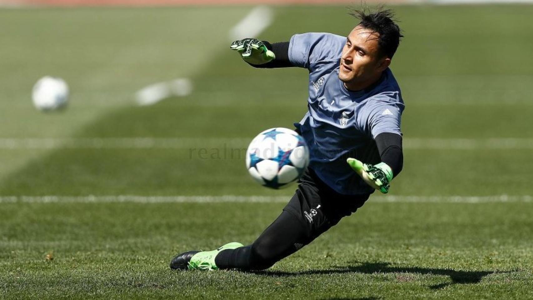 Keylor Navas para un balón
