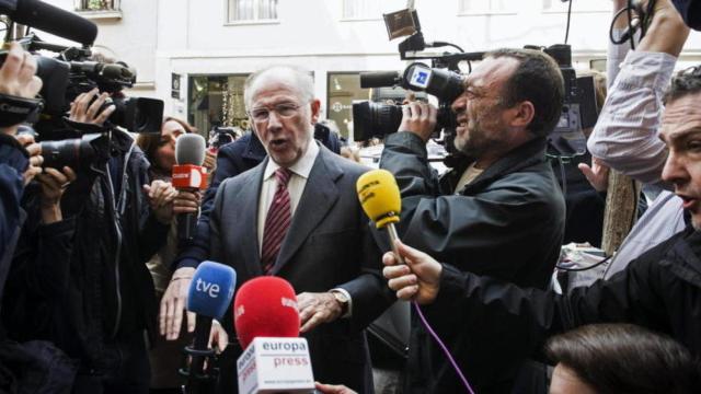 La prensa rodea a Rodrigo Rato