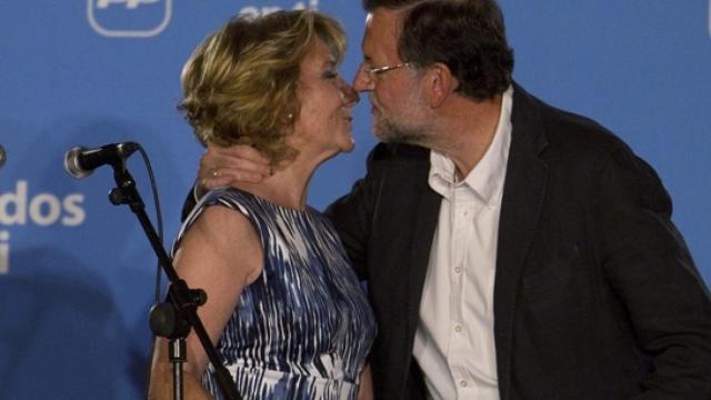 Mariano Rajoy saluda a la expresidenta madrileña Esperanza Aguirre.