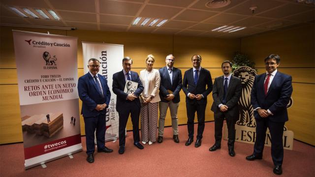 De izquierda a derecha: John Müller, Adjunto al Director de EL ESPAÑOL, Pedro J. Ramírez, Director de EL ESPAÑOL, María Muñoz Vidal, Senior Private Banker en Andbank España, Pablo R. Suanzes, Corresponsal en Bruselas de El Mundo, José Carlos Díez, Coordinador de la Ponencia Económica del PSOE, Manuel Llamas, Redactor jefe de Economía de Libertad Digital y Jacinto Iglesias, Director General en España de Crédito y Caución.