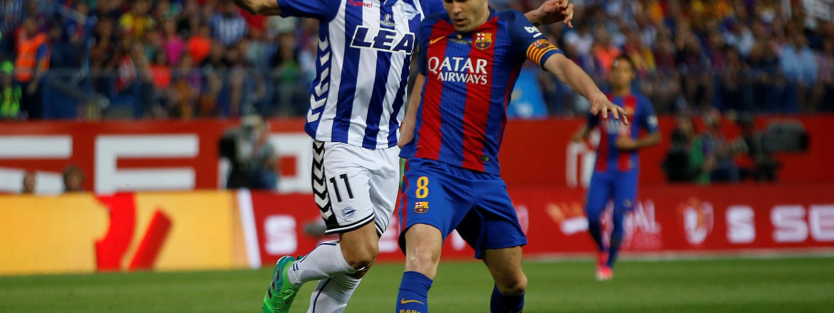 Iniesta pelea la pelota.