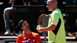 Agassi con Djokovic durante un entrenamiento.