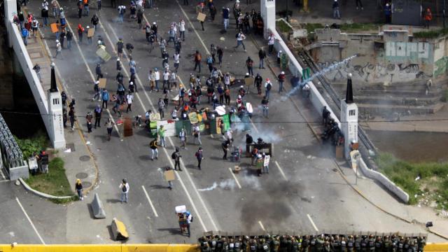 Vista cenital del enfrentamiento entre manifestantes y policía.