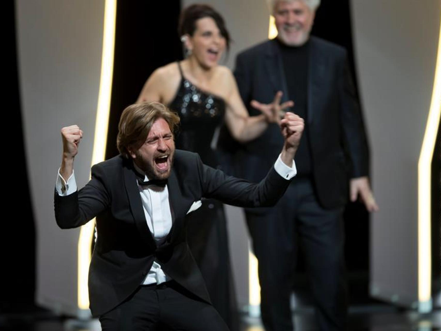 Ruben Ostlund, eufórico tras ganar la Palma de Oro.