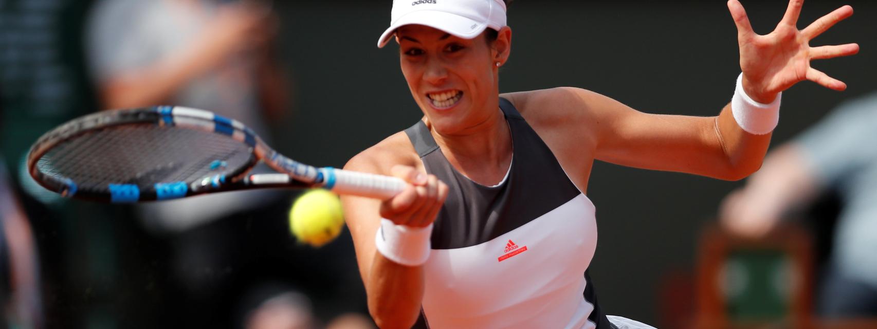 Muguruza, golpeando una derecha ante Schiavone.