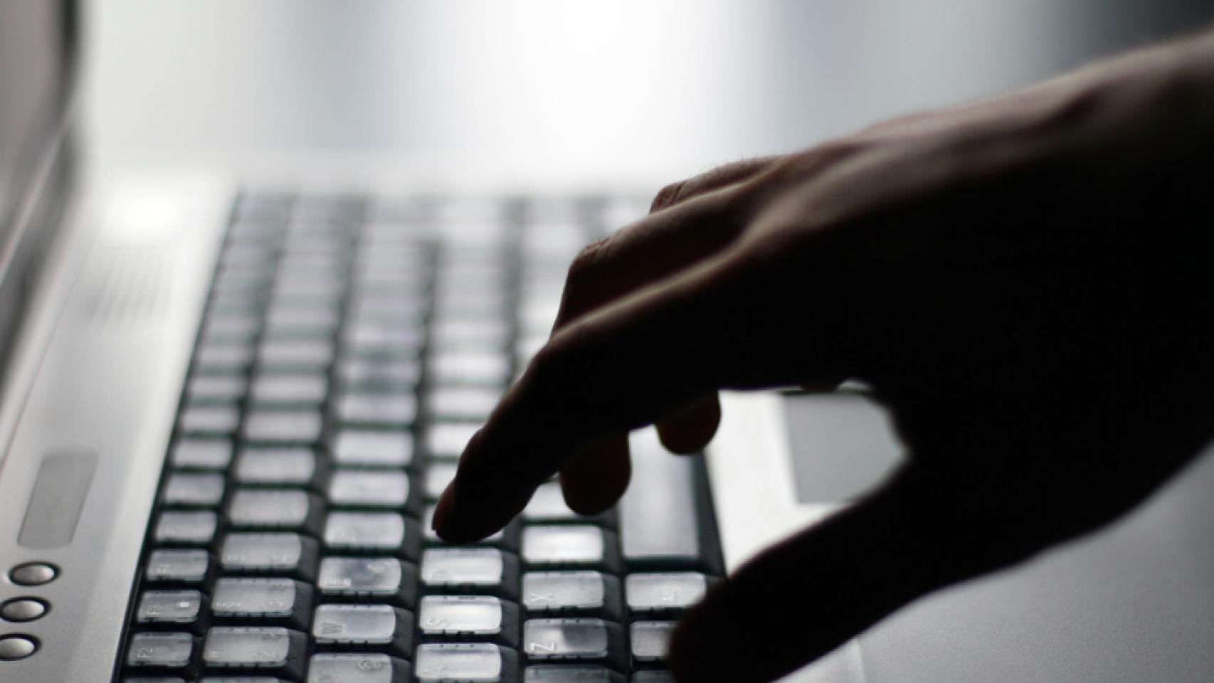 La Policía la lía en Twitter: “Cuidado con los subtítulos de series que te bajas”