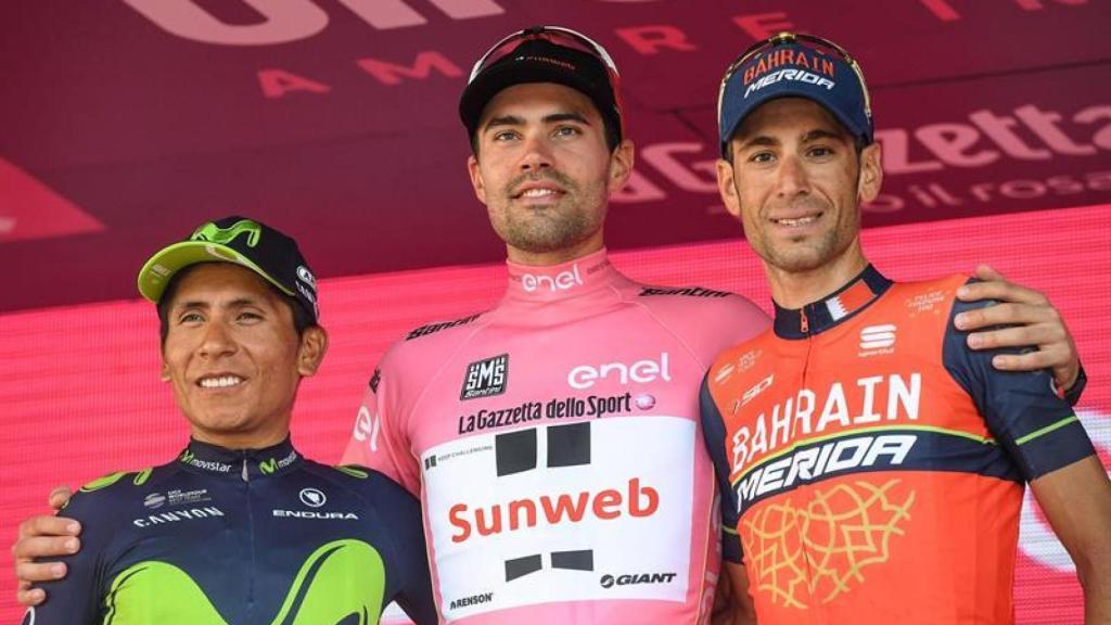 Nairo Quintana, a la izquierda, junto a Tom Doumolin y Vincenzo Nibali.