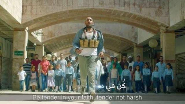 Un momento del spot en el que un terrorista aparece con un montón de explosivos.