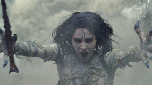 Sofía Boutella interpreta a la momia en la nueva película de Tom Cruise.