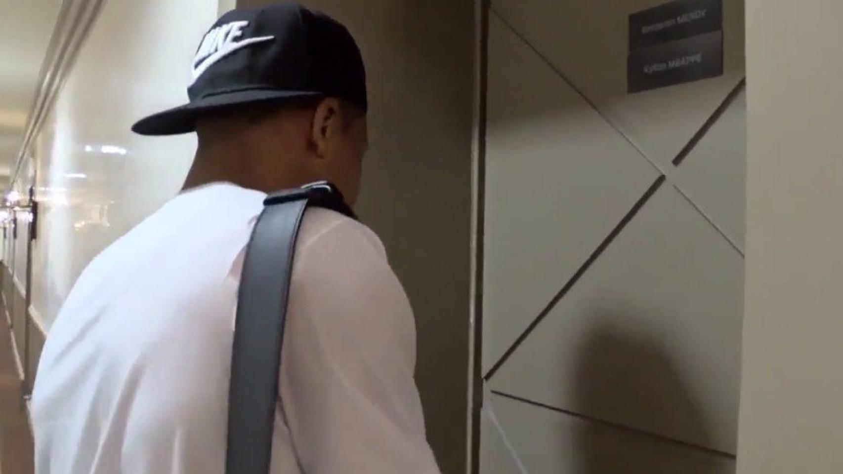 Mbappé, abriendo la puerta de su hotel