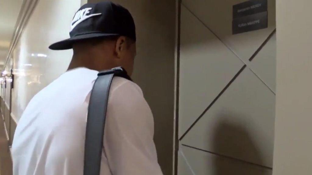 Mbappé, abriendo la puerta de su hotel